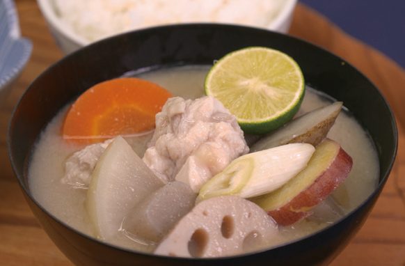 鶏肉と野菜のみそ汁