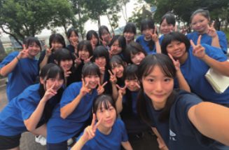 青いTシャツの部員たちの集合写真