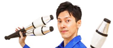 ジャグリングのクラブを持つTOSHIさん